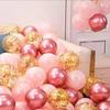 Escena de boda con globos de cumpleaños, tienda de apertura de sala de bodas con globos, arco de globos, traje al por mayor
