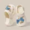 Sapatos de Buraco EVA Femininos 2025 Novo Verão Popular ao Ar Livre Sandálias Chinelos de Solado Grosso com Biqueira Fechada para Praia Esportes