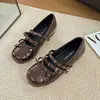 Sapatos Mary Jane estilo francês para mulheres, nova coleção outono 2026, apresentando um design de bico suave e raso, detalhe de laço elegante e sapatilhas prateadas.