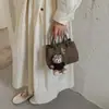 Nova bolsa tote de cor sólida com padrão de lichia 2026, bolsa de mão feminina para o trabalho e casual, com acessórios pendurados, pode ser usada como bolsa transversal ou de ombro