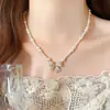 Collar con Colgante de Lazo y Perlas para Mujer, Nuevo Estilo 2026, Cadena para Clavícula de Lujo Ligero, Accesorio para el Cuello de Nicho