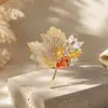 Broche de abrigo para mujer con diamantes de imitación y hojas de arce para otoño e invierno, nuevo accesorio para traje, broche de lujo con un toque de sentido, broche exquisito.