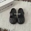 Nuevos zapatos perforados de suela gruesa para mujer, sandalias Mary Jane plateadas versátiles de mariposa con suela suave, antideslizantes y de punta cerrada para verano