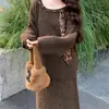 Conjunto de duas peças para mulheres em 2026: suéter de tricô na cor marrom Maillard e vestido longo, apresentando um estilo descontraído, artístico e vintage, adequado para primavera e outono.