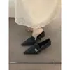 Zapatos de tacón de aguja estilo nicho, estilo francés, de cuero gris afelpado para mujer, zapatos cálidos de algodón Otoño e Invierno 2025, punta fina, zapatos para ir al trabajo