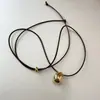 Nova Gargantilha Minimalista Gotas de Água Fria Cordão de Couro Preto Metálico Design de Nicho Feminino Simples Exquisiteiro Toque de Alto Padrão Corrente de Lã