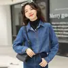 Foto Real # Camisa Jeans Vintage de Ombro Reto para Mulheres, Para Usar em Camadas, Novo Estilo Outono e Inverno 2025, Blusa Macia para Figuras Baixas, Azul.