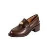 Mocassins femininos de couro com moedas douradas, novo modelo 2026, sapatos slip-on de salto grosso, sapatos pequenos de couro estilo britânico retrô