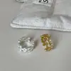 Anillo de Flor Hueca Texturizada para Mujer Francés Lujo Ligero Retro Moderno Tendencia Individual para el Trabajo Anillo Versátil para el Dedo Anillo