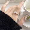 Anillo Clásico de Circonita Brillante con Cuatro Garras para Mujer, Lujo Ligero, Elegante y Delicado, Apilable, Joyería de Anillo Cerrado Fresca y Elegante