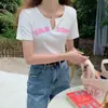 Design de Gola V Doce e Picante Top Curto Slim Estudante Verão 2024 Novo Camiseta de Manga Curta com Fio de Letra para Mulheres