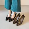 Versão em Couro Macio~Sapatos de Salto Agulha Apontados Estilo Francês para Mulheres, Lançamento Primavera 2026 Novos Sapatos de Salto Único Retro Camélia para Mulheres