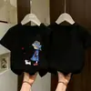 Camiseta Casual Estilosa de Verão com Manga Curta para Meninas 2026 Novo Estilo Estampa de Desenho Animado Algodão Puro para Crianças Maiores