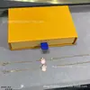 Colar Clássico Transfronteiriço com Flor Pontiaguda e Losango com Quatro Flores, Cinco Flores, Flor Única de Madrepérola Branca, Trevo de Quatro Folhas, Ouro V, Luxo Leve, Artesanato de Precisão CNC