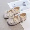 Zapatos de Cristal de Suela Blanda Versátiles y de Moda para Niñas Novedades Primavera/Verano 2026 Zapatos de Princesa Cerrados con Agujeros y Lazo Infantiles Modernos