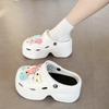 Nuevas zapatillas de plataforma con botones y agujeros de moda para mujer, desodorantes de EVA, para exteriores, estilo coreano, sandalias con aumento de altura de la cabeza