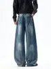 Pantalones de mezclilla azul claro deconstruidos, plisados y desgastados para hombre, con un look estilo americano, fresco y sofisticado, con un diseño holgado, de pierna ancha y pierna curva