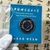 Emblema da Universidade de Pequim, Emblema da Universidade Tsinghua, Broche, Emblema da Universidade Fudan, Emblema da Universidade de Zhejiang, Emblema da Universidade de Wuhan, Emblema da Universidade de Engenharia de Wuhan, Emblema da Universidade Jiao Tong, Insígnia Universitária