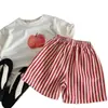 Traje Infantil de Manga Corta, Nuevo Estilo de Verano para Niños Pequeños y Medianos, Tops Elegantes para Niños y Niñas, Conjunto de Dos Piezas con Shorts Rayados, Moderno