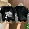 Camiseta de manga larga a rayas de algodón puro para niñas, colección primavera/otoño 2026, estilo nuevo, diseño de caricatura lindo, capa base versátil y a la moda