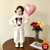 Novo conjunto infantil estilo doce: um conjunto inspirado em dopamina apresentando um moletom de lã com gravata borboleta e calças jogger estilosas, perfeito para outono e inverno