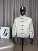 Nova jaqueta esportiva de botões estilo chinês para homens, com gola alta, três listras e um design retro de terno Tang, adequada para uso casual na primavera e no outono.