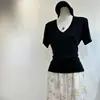 Un imprescindible para todosCamiseta básica y sencilla de manga corta con cuello en V, de tacto fresco, hecha de Lyocell, corte ajustado y que favorece la figura