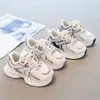 Sapatos infantis, tênis estilosos, novo modelo outono 2026, sapatos estilo "dad shoes" com sola macia para crianças na pré-adolescência, calçados casuais respiráveis para meninas