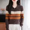 Cardigan de Tricô Gola Lapela Lã Fina Novo Outono/Inverno 2026 Manga Longa Feminino Bloco de Cores Listrado Solto Versátil