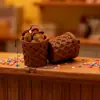 Taza Crujiente de Chocolate Simulada Juguete de Comida Tienda de Pasteles Planeta Cono Resina Accesorios Pequeños Pasador Llavero DIY