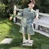 Traje de Verano Delgado de Mezclilla para Niños 2026 Nuevo Elegante Camisa de Manga Corta de Verano Conjunto de Dos Piezas