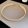 Gargantilha chocker de metal com cruz circular popular transfronteiriça europeia e americana, moderna e versátil, colar único com um design de nicho para mulheres