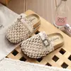 Sandalias Cerradas Tejidas Huecas para Bebé Modelo Nuevo 2026 Chanclas de Playa de Moda Transpirables de Suela Gruesa para Niñas Verano al Aire Libre