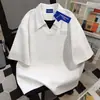 Camiseta Estilo de Rua Falsa Duas Peças com Gola Polo Manga Curta para Homens e Mulheres, Tendência Nacional de Verão Estampa de Letras, Caimento Solto, Top Emagrecedor para Casal