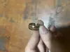 Design de Cordas de Violão Acústico Tipo Barril Inlaid Shengxi Transfronteiriço Anel Retro 8mm Ouro Rosa Grão de Madeira Sem Sulcos Seda Amarela