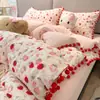 Conjunto de quatro peças com pompom de fio fofo, estilo novo, conjunto de três peças de estudante de desenho animado, conjunto de cama com capa de edredom fresca e fofa para menina