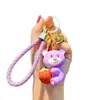Chaveiro Criativo de Urso Morango Desenho Animado Corrente para Celular Feminino Pulseira de Boneco Tridimensional de Resina Chaveiro Pendente de Bolsa