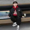 Chaqueta de béisbol acolchada para niños con forro polar Ropa de invierno 2026 Nueva sudadera con capucha elegante de invierno para bebé Conjunto de tres piezas