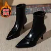 Botines Retro Europeos y Americanos de Punta Fina para Otoño e Invierno, Tacones Altos Femeninos, Charol Delgado Nicho Puro Estilo Lujuria Nuevo Estilo 2025
