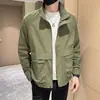 2026 Informal de Alta Gama Fresco Simple Estilo Ropa de Trabajo Estampado de Letras Juvenil Exterior Resistente al Viento Cuello Alto Manga Larga Chaqueta de Moda