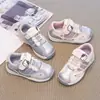 Zapatillas para niñas 2026 nuevas de malla transpirable suela blanda antideslizantes con velcro Hello Kitty lindas rosas versátiles ligeras
