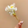 Grampo de Cabelo com Flor de Tecido com um Toque Super Fada, Atmosfera Suave e Elegante, Acessório de Cabelo Requintado e Luxuoso