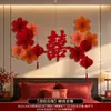 Accesorios de decoración para la habitación de bodas, incluyendo artículos para el dormitorio de los novios, decoraciones para la pared del cabecero y una variedad de suministros de boda para crear una atmósfera festiva.