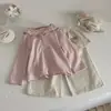 Top de manga larga estilo INS con rayas y gorro de elfo para bebés y niños pequeños, con un dulce diseño de bordado de doble corazón y pantalones largos de pierna ancha