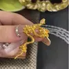 Broche Serpiente Espíritu Loto Color Francés Antiguo Estilo Chino para Mujer Lujo Ligero Retro Serpiente del Zodiaco Soporte de Pecho Lista Escrita Xiaohong