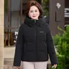 Chaqueta auténtica de alta gama con plumón de ganso blanco para mujeres de mediana edad, nuevo estilo invierno 2026, abrigo corto de invierno para mujeres menudas de mediana edad y mayores
