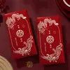 Envelopes vermelhos de casamento com designs de peônia e rosa em relevo de alta qualidade, apresentando impressão em folha de ouro do caractere chinês para "alegria", adequados para presentes de casamento