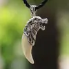 Joyería al por mayor sin oro ni plata. Diente de lobo de alta imitación de resina. Colgante de diente de lobo para hacer tú mismo