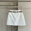 Falda corta de mujer de cintura alta con doble bolsillo y cinturón, diseño simple de color liso, línea A, adelgazante, versátil, anti-exposición