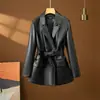 Ropa de mujer de estilo europeo y americano transfronteriza, nueva colección de otoño 2026: cuello solapa, abrigo de piel de oveja con cinturón, top talla grande